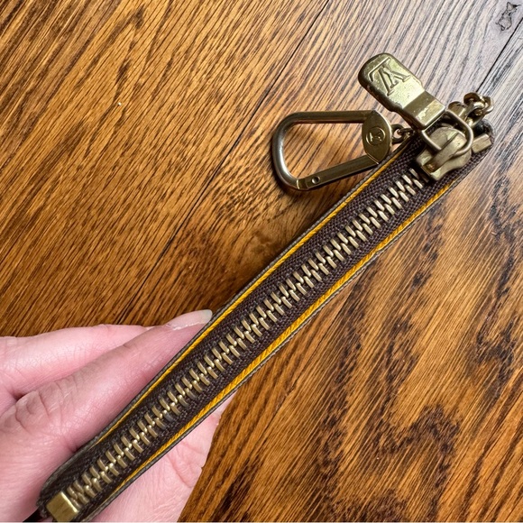 ❤️SOLD❤️ Louis Vuitton Groom Bell Boy Key Cles (w/ COA) - Picture 7 of 11